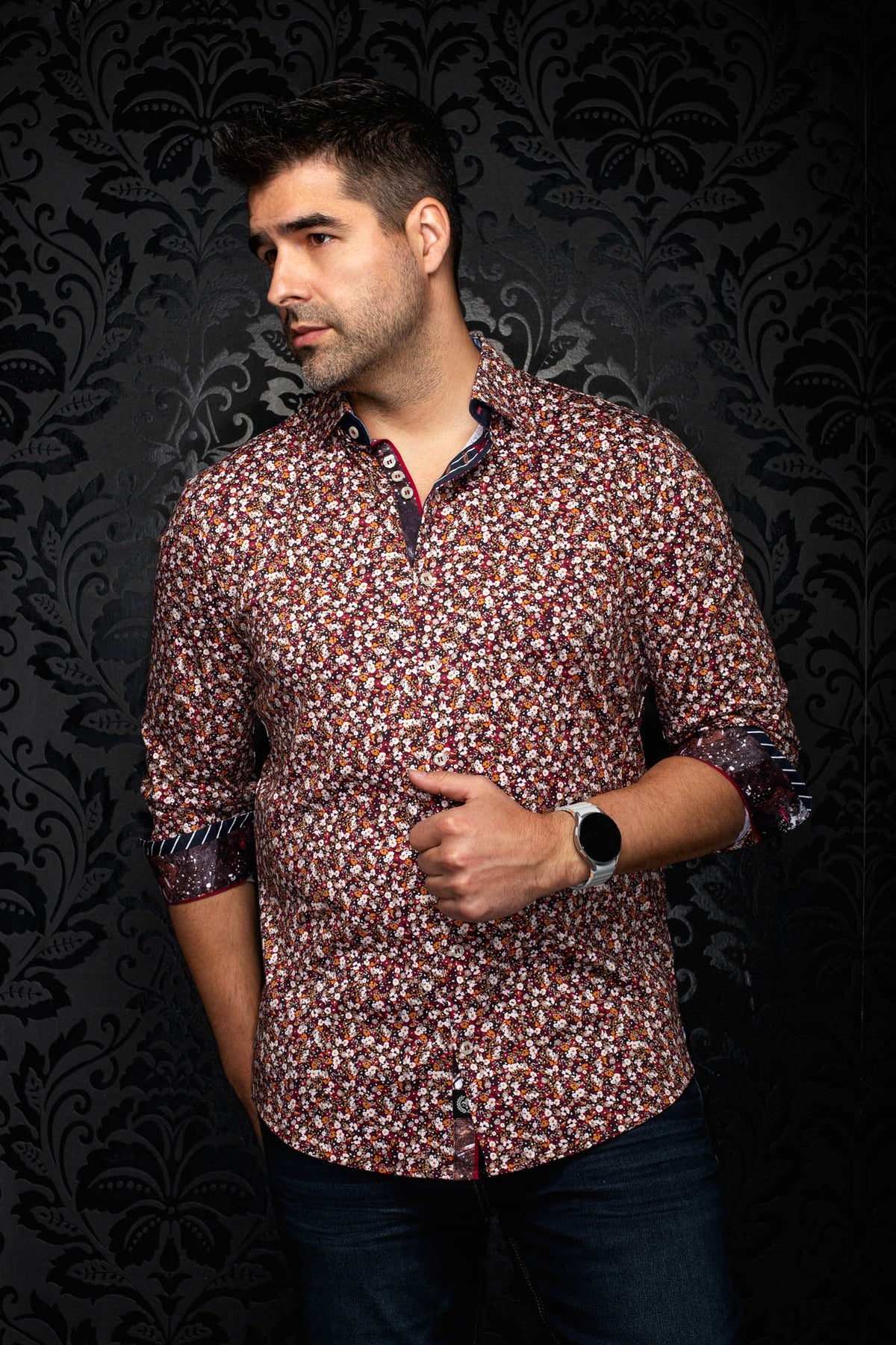 Vue de face en angle d’une chemise bordeaux à fleurs avec poignets contrastants retroussés pour homme par Au Noir
