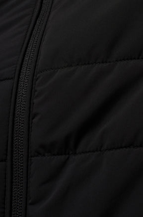 Gros plan du coupe-vent mi-saison noir avec fermeture éclair et tissu matelassé pour homme par Psycho Bunny