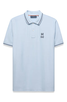 Vue de face d’un polo bleu pâle avec col et poignets rayés, patte boutonnée et logo poitrine pour homme par Psycho Bunny
