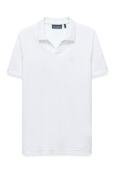 Polo blanc à manches courtes, vue de face, avec col côtelé et logo ton sur ton pour homme par Psycho Bunny