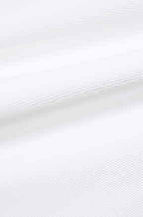 Tissu tricoté blanc texturé avec fines côtes et plis subtils pour homme par Psycho Bunny, en gros plan