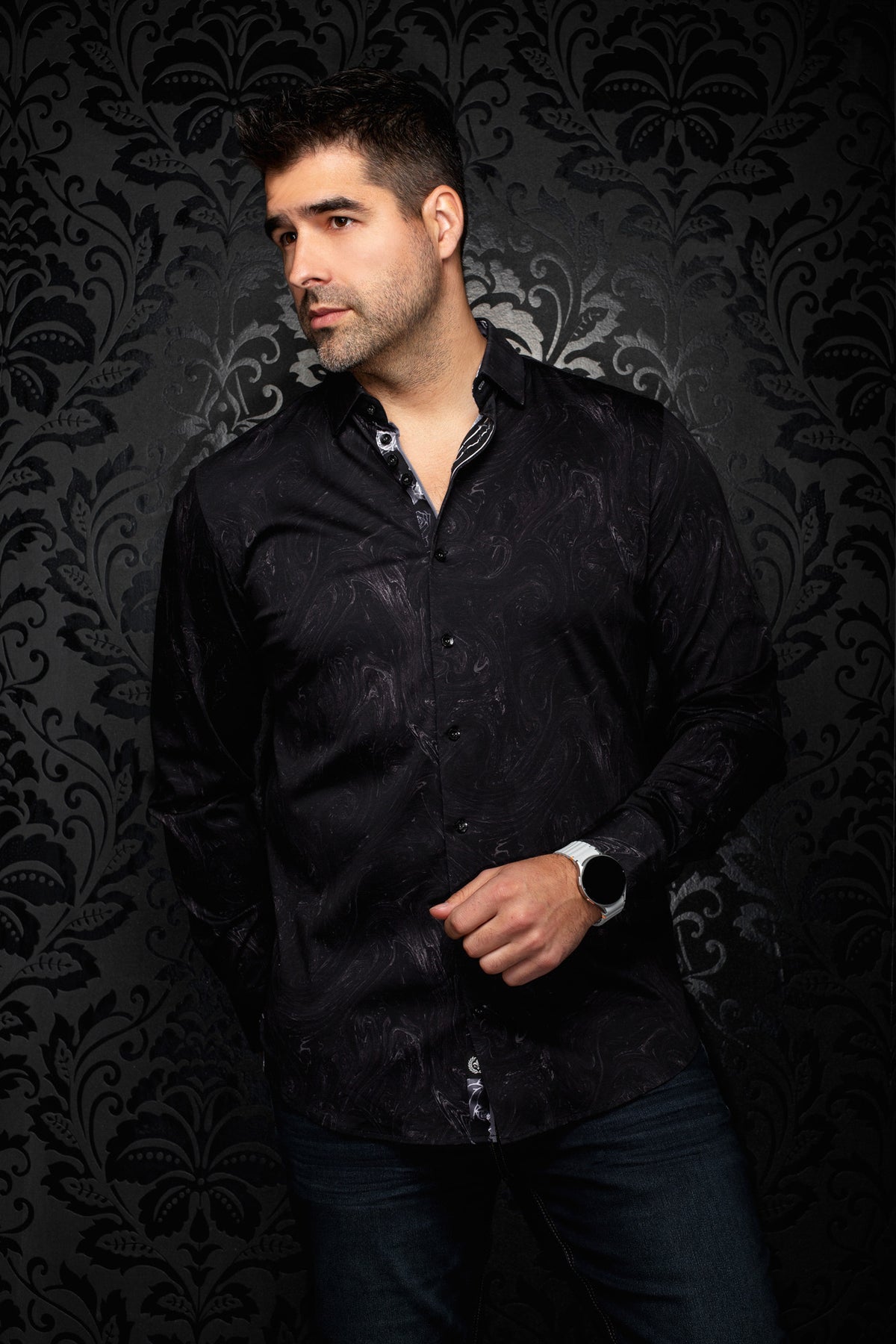 Chemise noire à motif cachemire ton sur ton, vue de face, col ouvert et boutons noirs pour homme par Au Noir