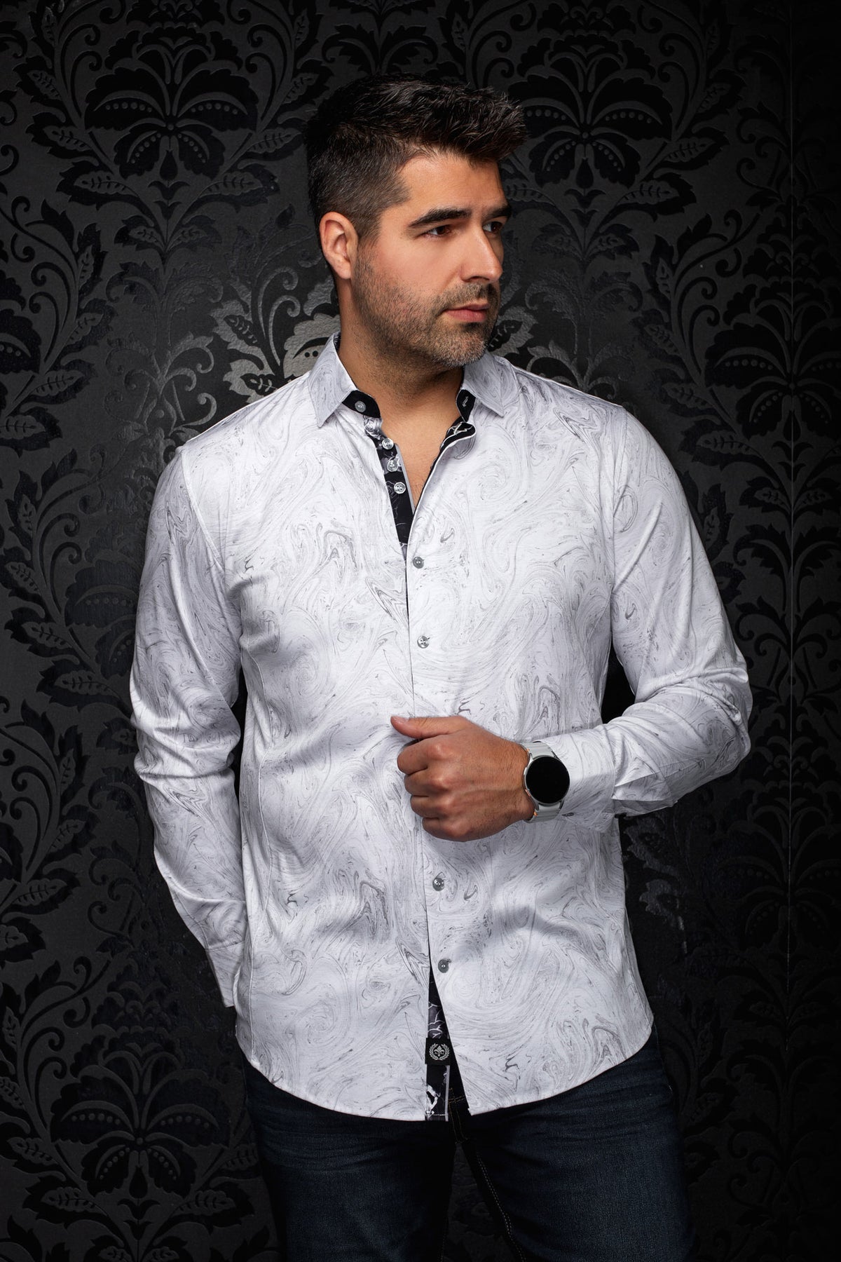 Chemise blanche à motif marbré gris, boutons clairs et patte intérieure noire pour homme par Au Noir, vue de face