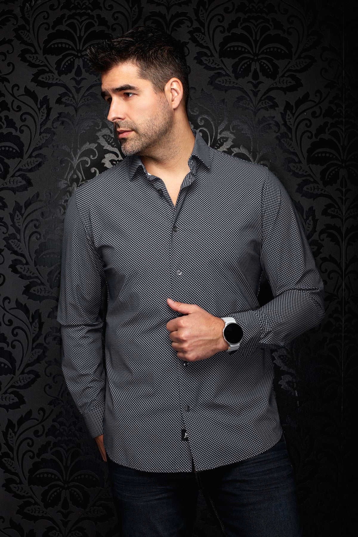 Chemise de performance grise à micro-motif, col ouvert et manches longues pour homme par Au Noir, vue de face sur mannequin