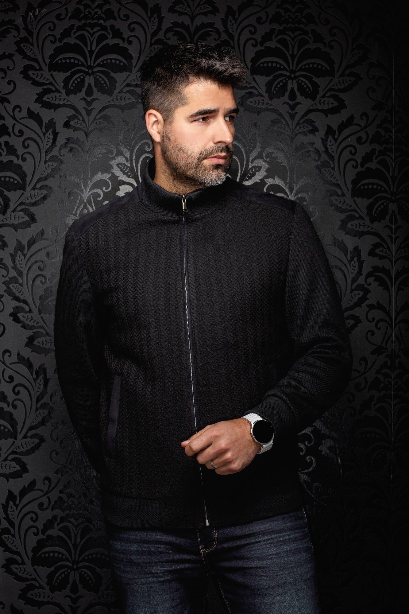 Coupe-vent mi-saison style bomber bomber noire zippé, col montant, vue de face sur mannequin pour homme par Au Noir