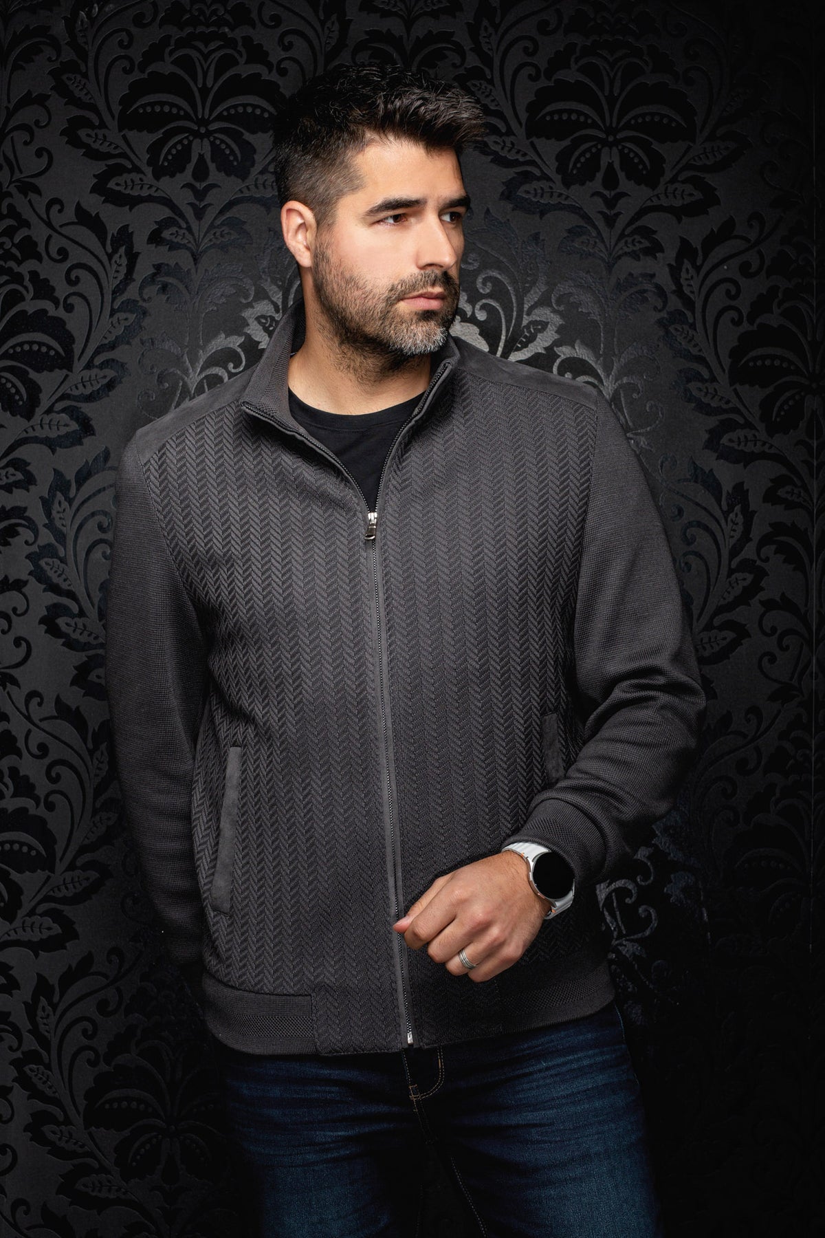 Coupe-vent mi-saison style bomber zippé gris charbon sur mannequin, vue de face pour homme par Au Noir