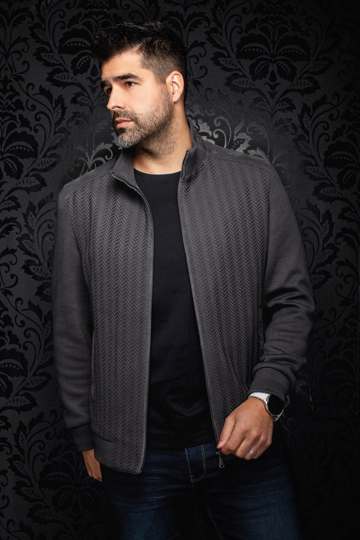 Coupe-vent mi-saison style bomber zippé gris charbon sur mannequin, devant ouvert, vue de face pour homme par Au Noir