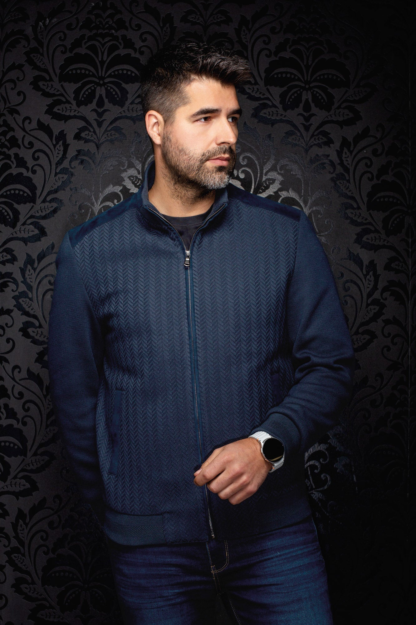 Coupe-vent mi-saison style bomber bomber bleu marine zippé sur mannequin, vue de face pour homme par Au Noir