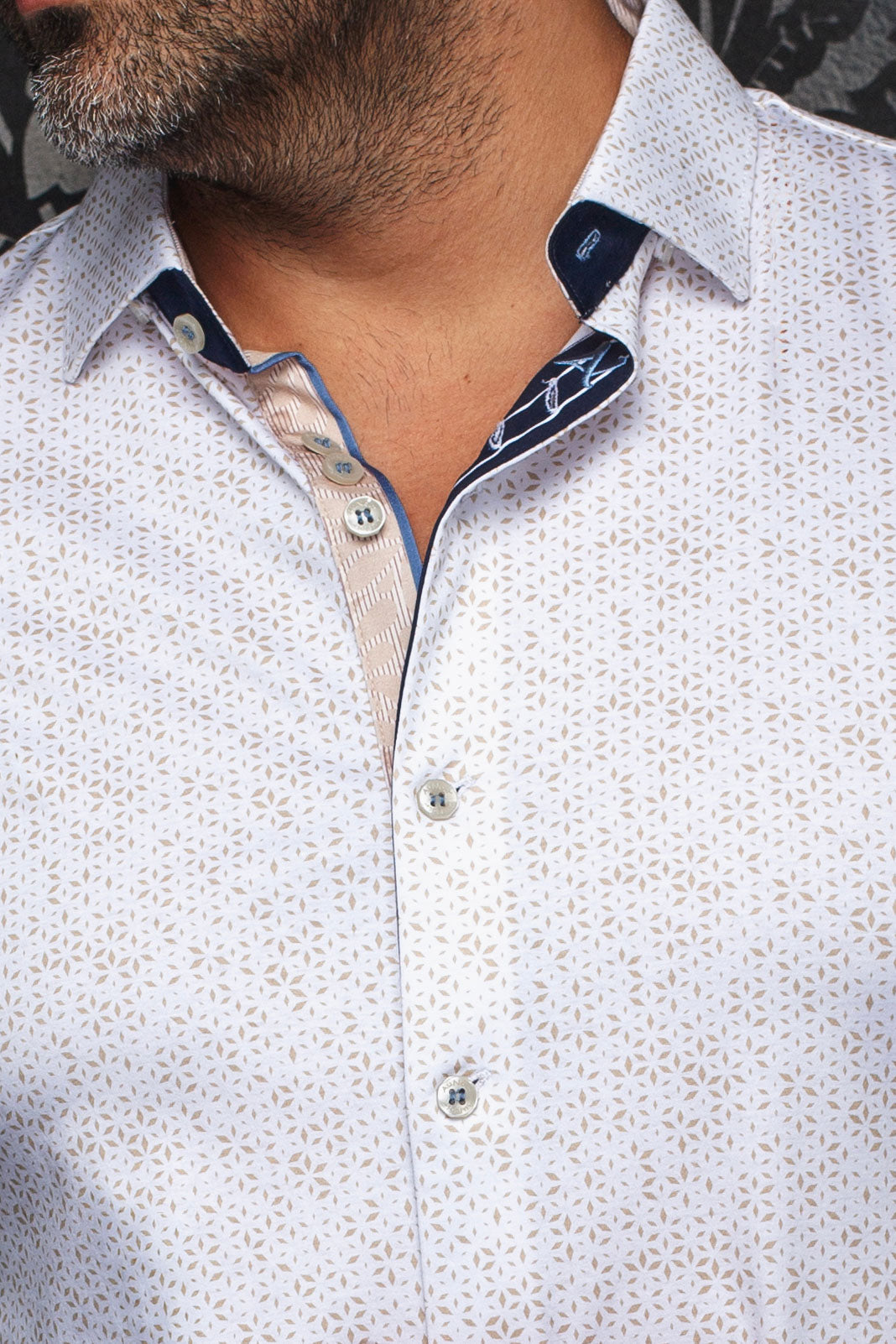 Col de la chemise blanche à motif avec détails contrastants marine et beige pour homme par Au Noir, en gros plan