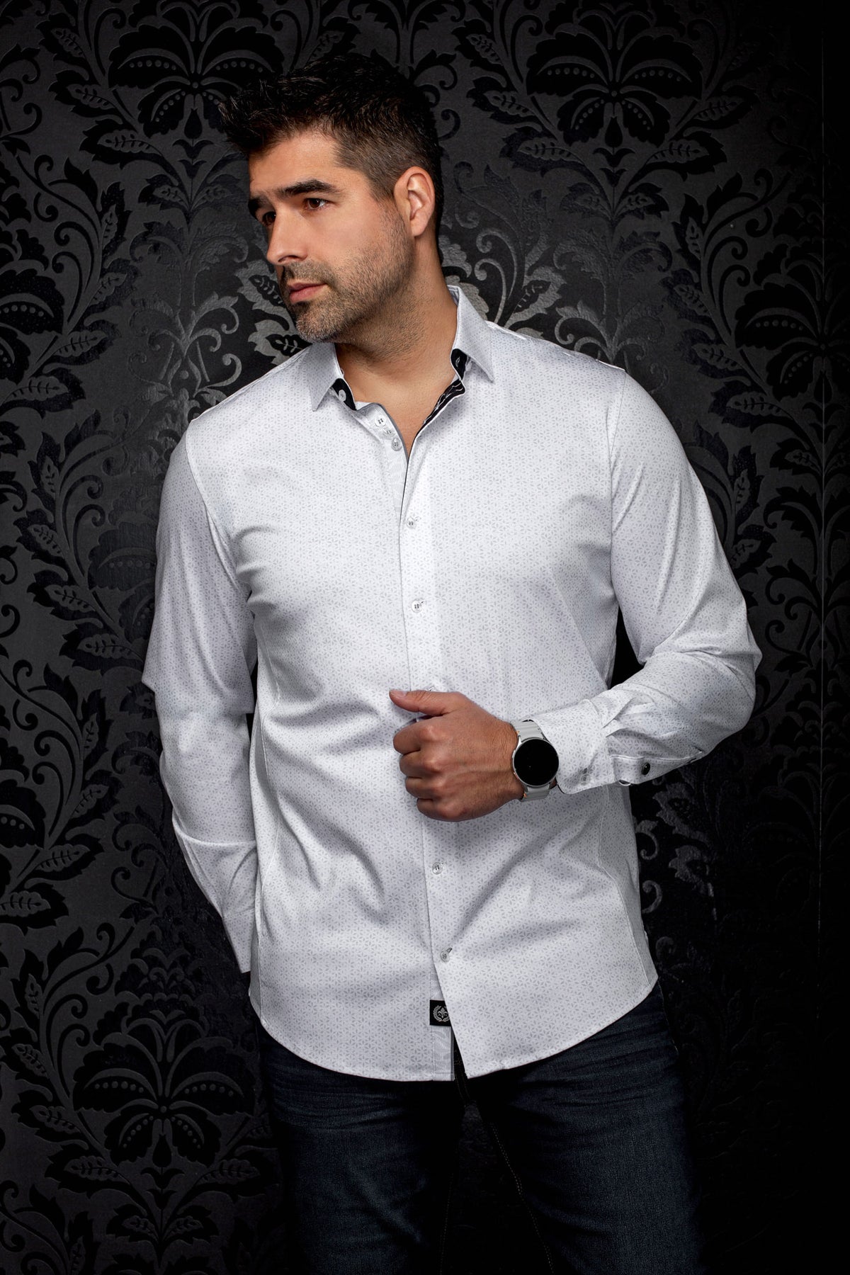Vue avant sur modèle d’une chemise blanche à manches longues, imprimé gris discret et garniture noire pour homme par Au Noir