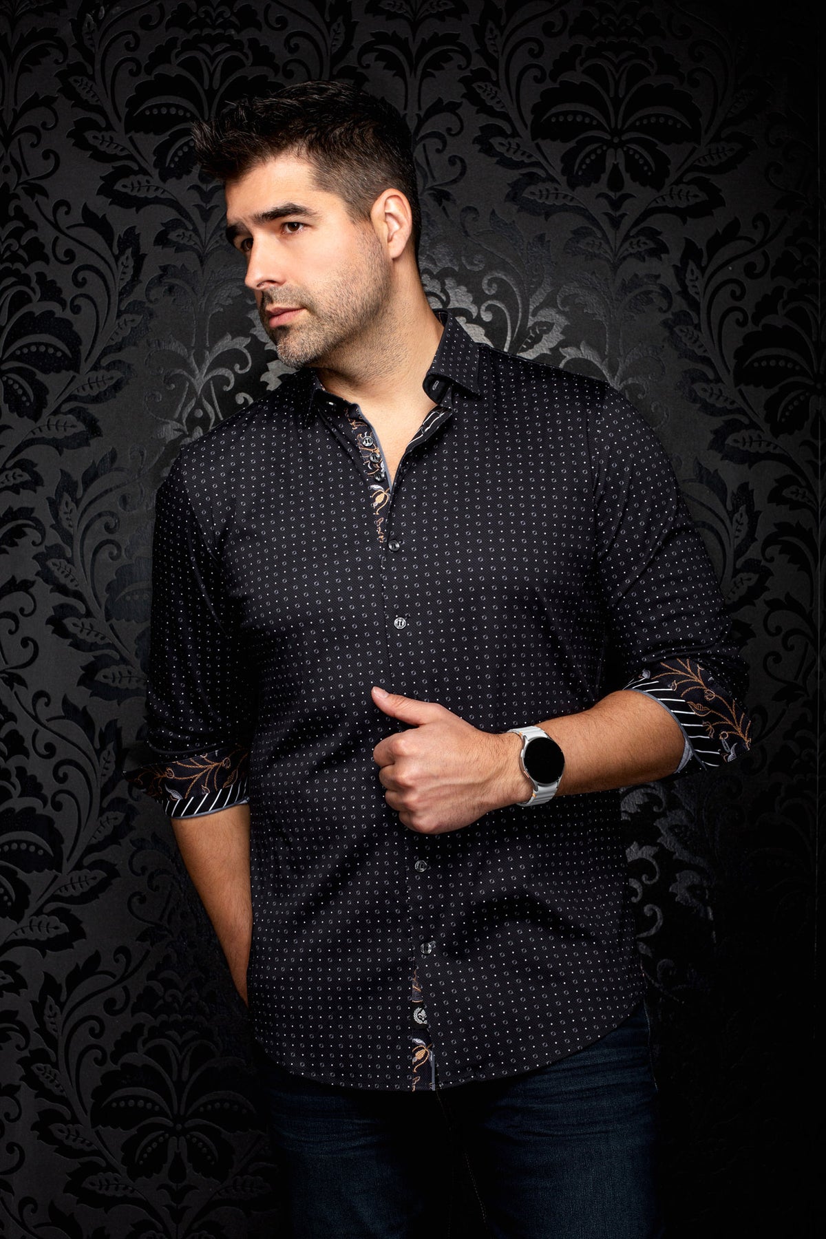 Chemise boutonnée noire à motif géométrique, vue avant de biais avec poignets contrastants pour homme par Au Noir