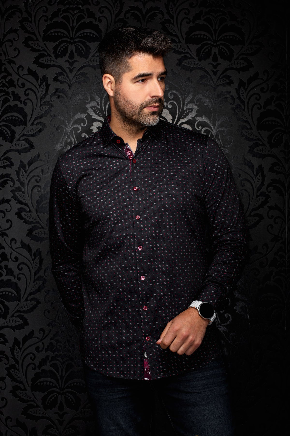 Chemise noire à boutons rouges et petit motif rouge et gris pour homme par Au Noir, vue avant sur mannequin