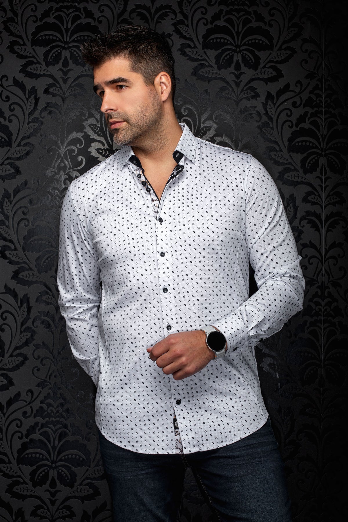 Chemise blanche imprimée à boutons noirs et petit motif géométrique pour homme par Au Noir, vue de face