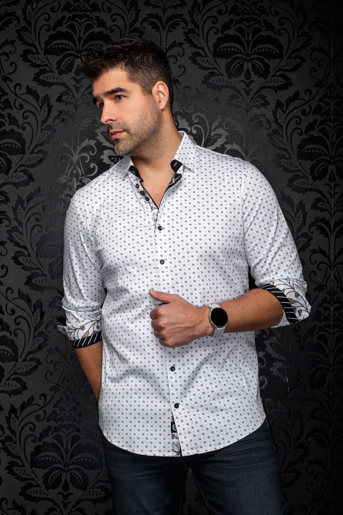 Vue avant en angle d’une chemise blanche à motif géométrique et poignets contrastants roulés pour homme par Au Noir
