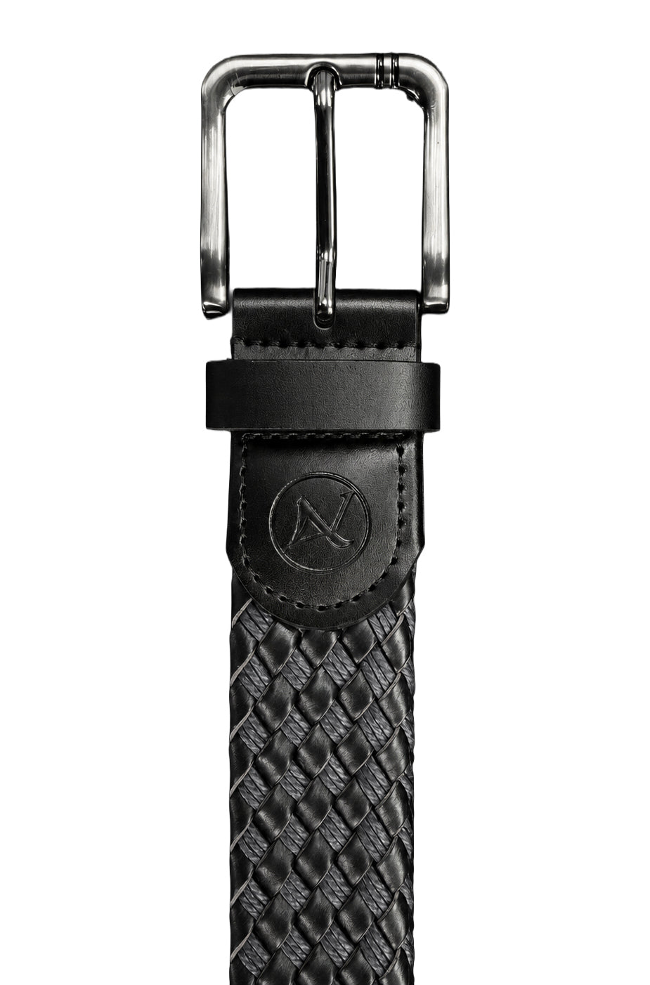 Gros plan de la ceinture noire tressée avec boucle rectangulaire et logo embossé pour homme par Au Noir