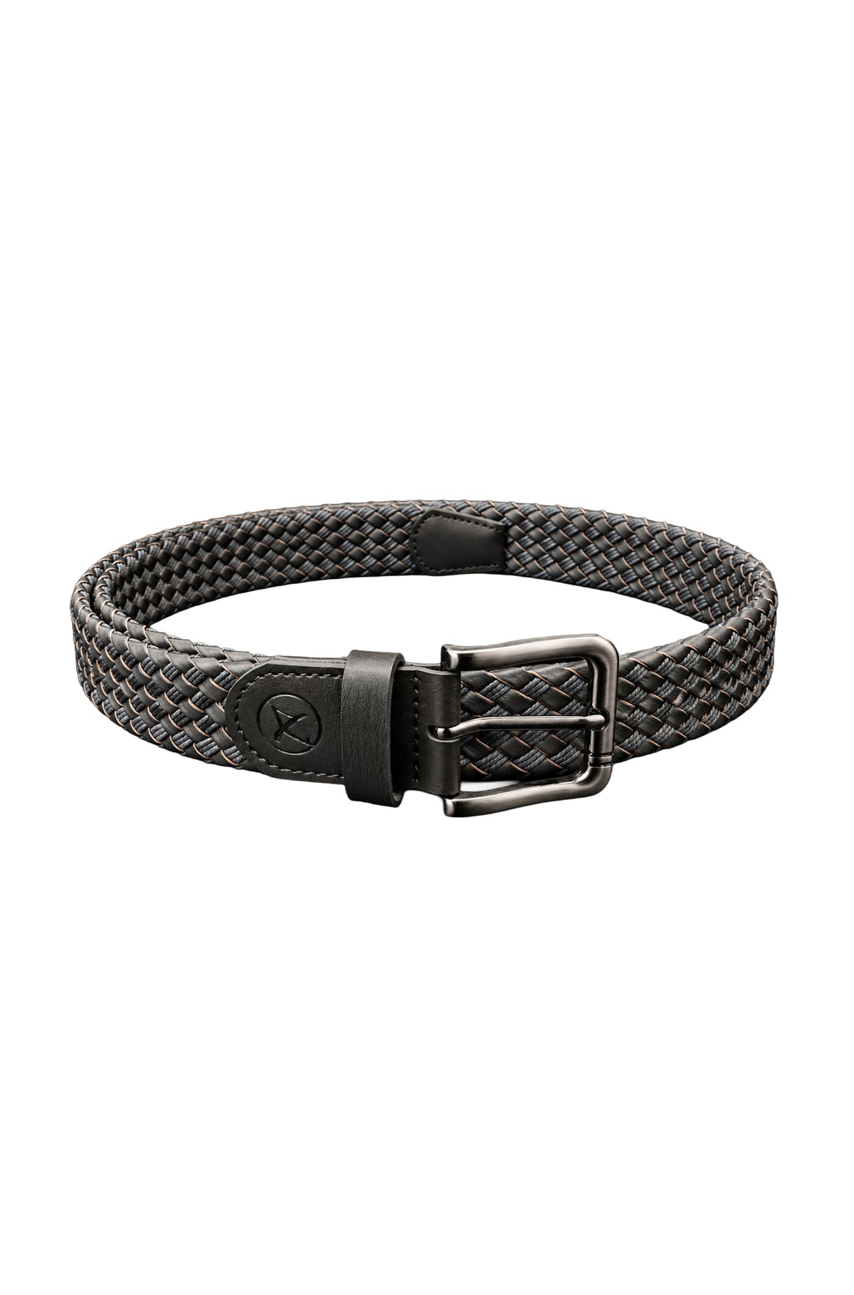 Ceinture noire tressée en cuir avec boucle métal gris, passant et logo embossé, vue produit pour homme par Au Noir