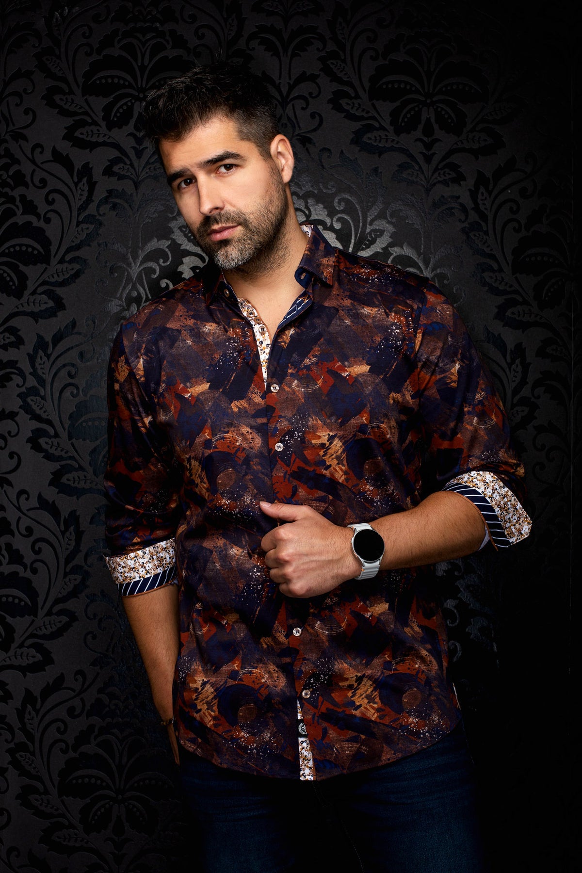 Vue avant en angle d’une chemise abstraite bleu marine avec manches roulées et poignets à motif pour homme par Au Noir