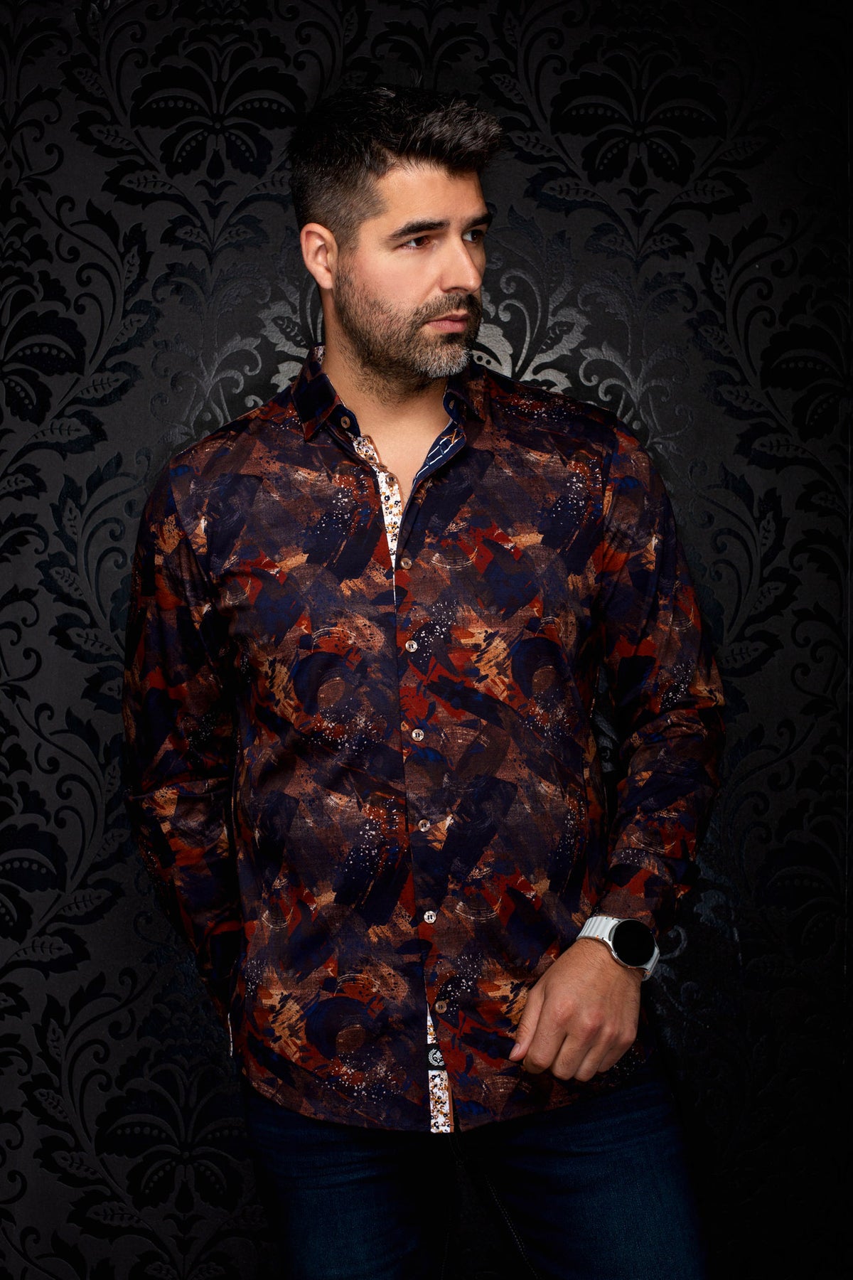 Chemise bleu marine à motif abstrait rouille et patte contrastante pour homme par Au Noir, vue de face