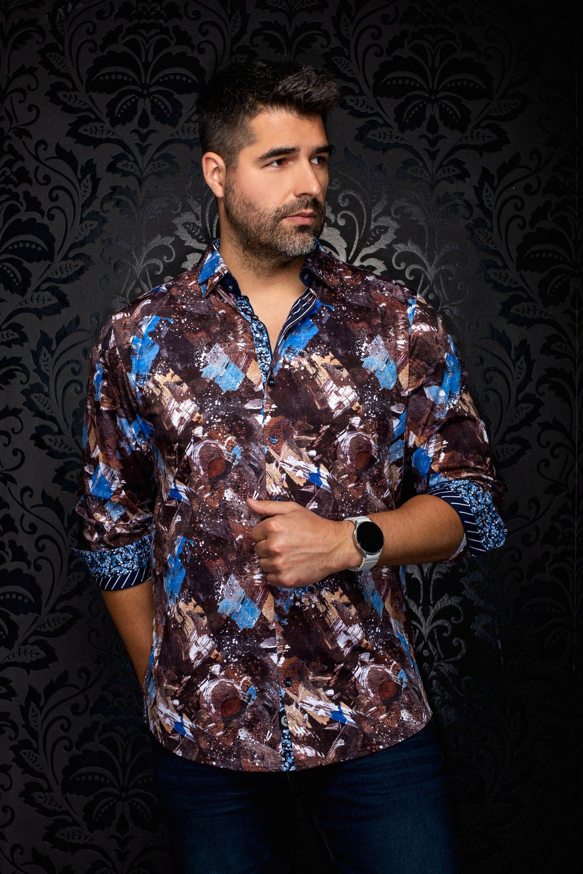 Chemise boutonnée brune à imprimé abstrait sur mannequin, accents bleus, vue de face pour homme par Au Noir