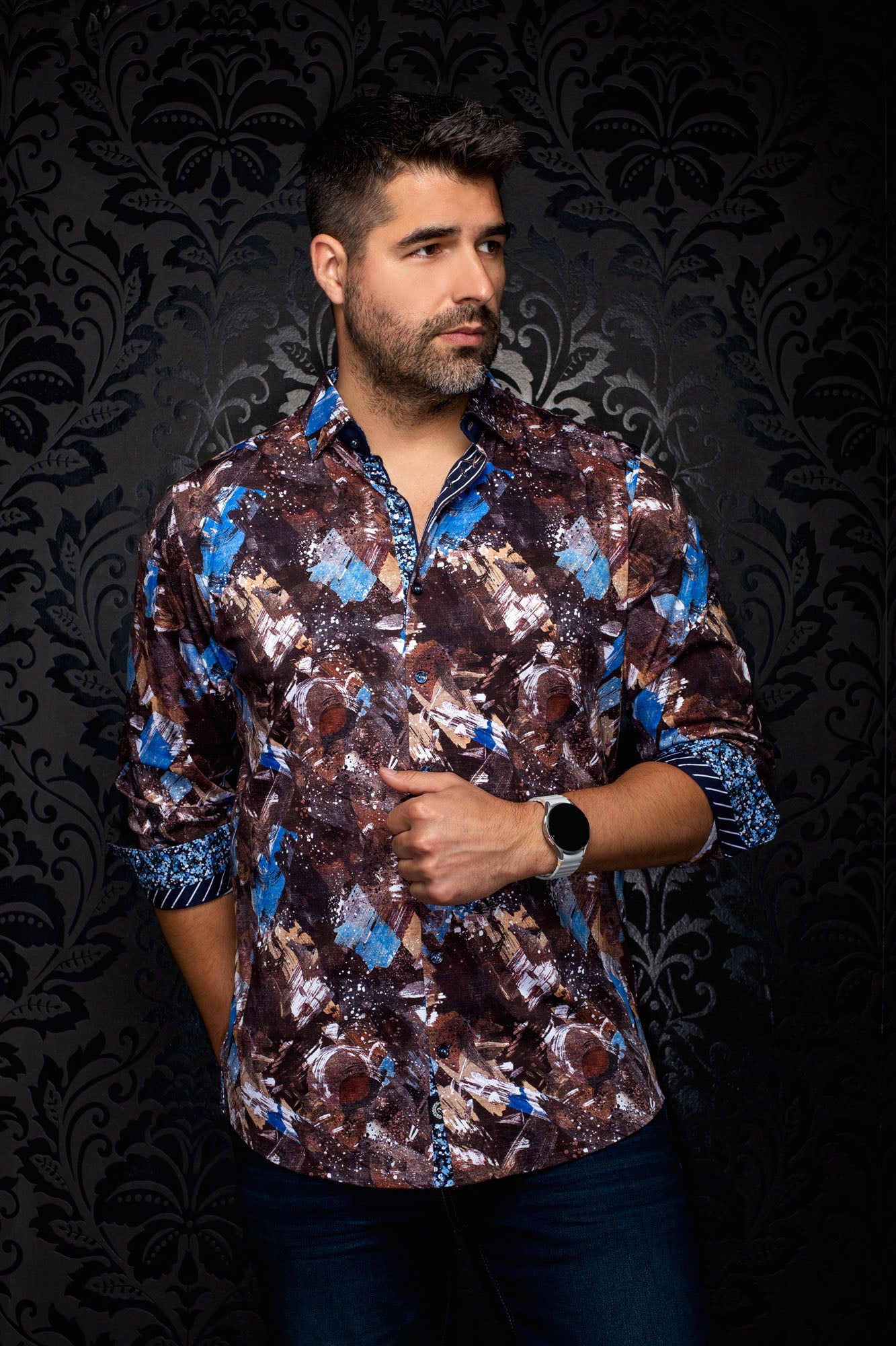 Chemise boutonnée brune à imprimé abstrait sur mannequin, accents bleus, vue de face pour homme par Au Noir