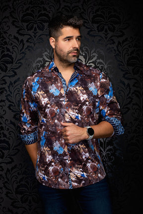 Chemise boutonnée brune à imprimé abstrait sur mannequin, accents bleus, vue de face pour homme par Au Noir