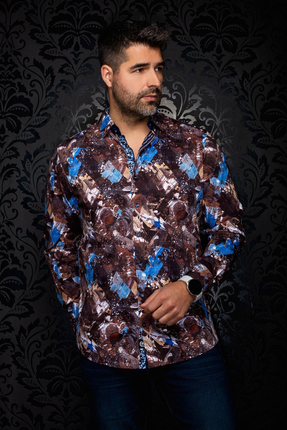 Vue de face d’une chemise boutonnée brune à imprimé abstrait, accents bleus et boutons foncés pour homme par Au Noir