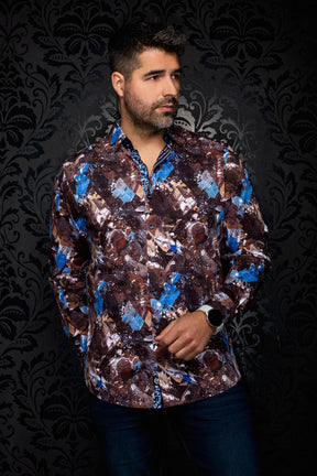 Vue de face d’une chemise boutonnée brune à imprimé abstrait, accents bleus et boutons foncés pour homme par Au Noir
