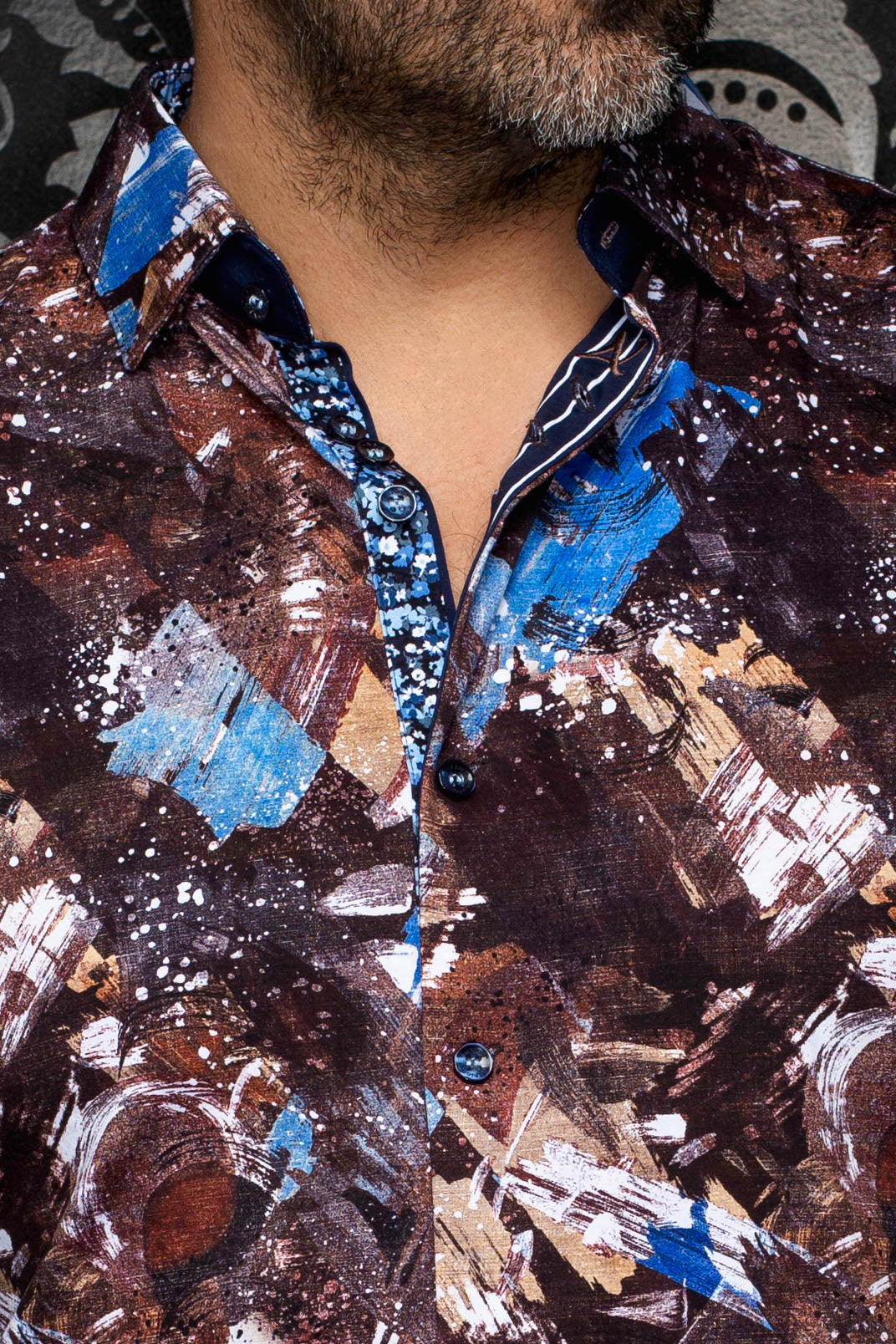 Col de chemise brune à imprimé abstrait, boutons foncés et patte contrastante pour homme par Au Noir, en gros plan