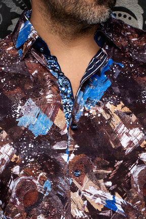 Col de chemise brune à imprimé abstrait, boutons foncés et patte contrastante pour homme par Au Noir, en gros plan
