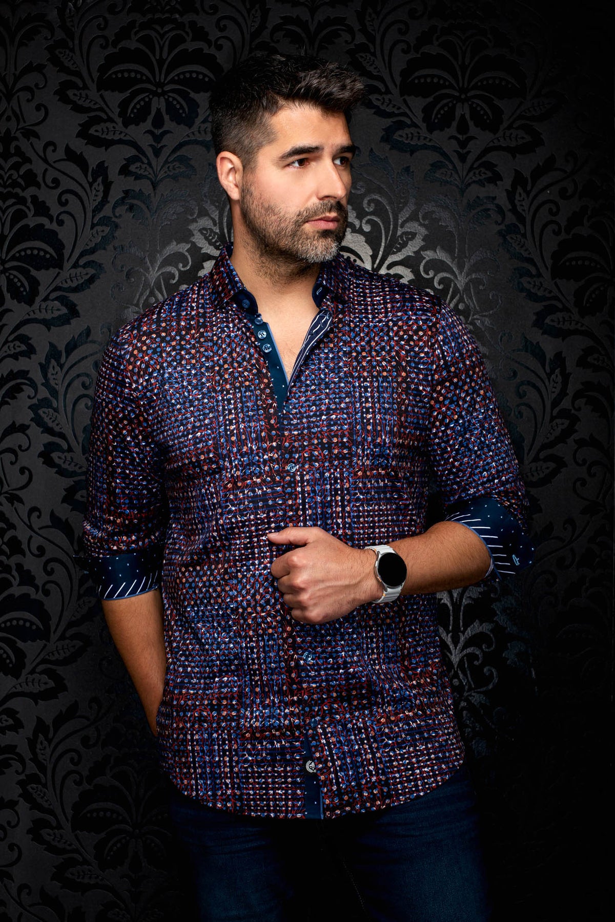 Vue de face d’une chemise boutonnée marine à motif rouge et bleu, poignets contrastants roulés pour homme par Au Noir