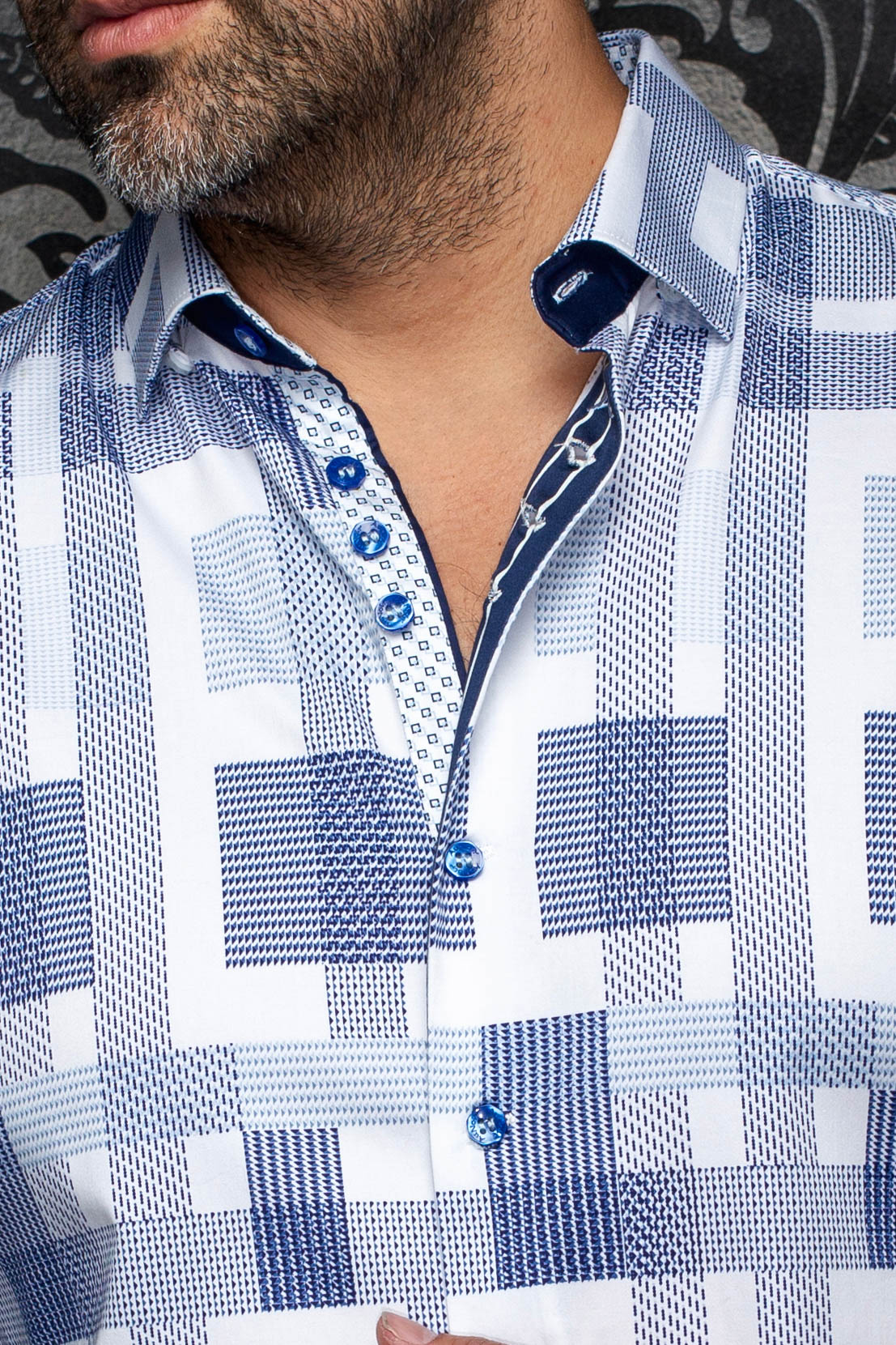 Col de chemise blanche à carreaux bleus, boutons bleus et patte contrastante pour homme par Au Noir, en gros plan