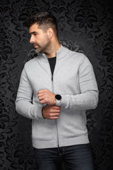 Vue avant inclinée de la veste en cachemire zippée en tricot gris pâle avec col montant pour homme par Au Noir