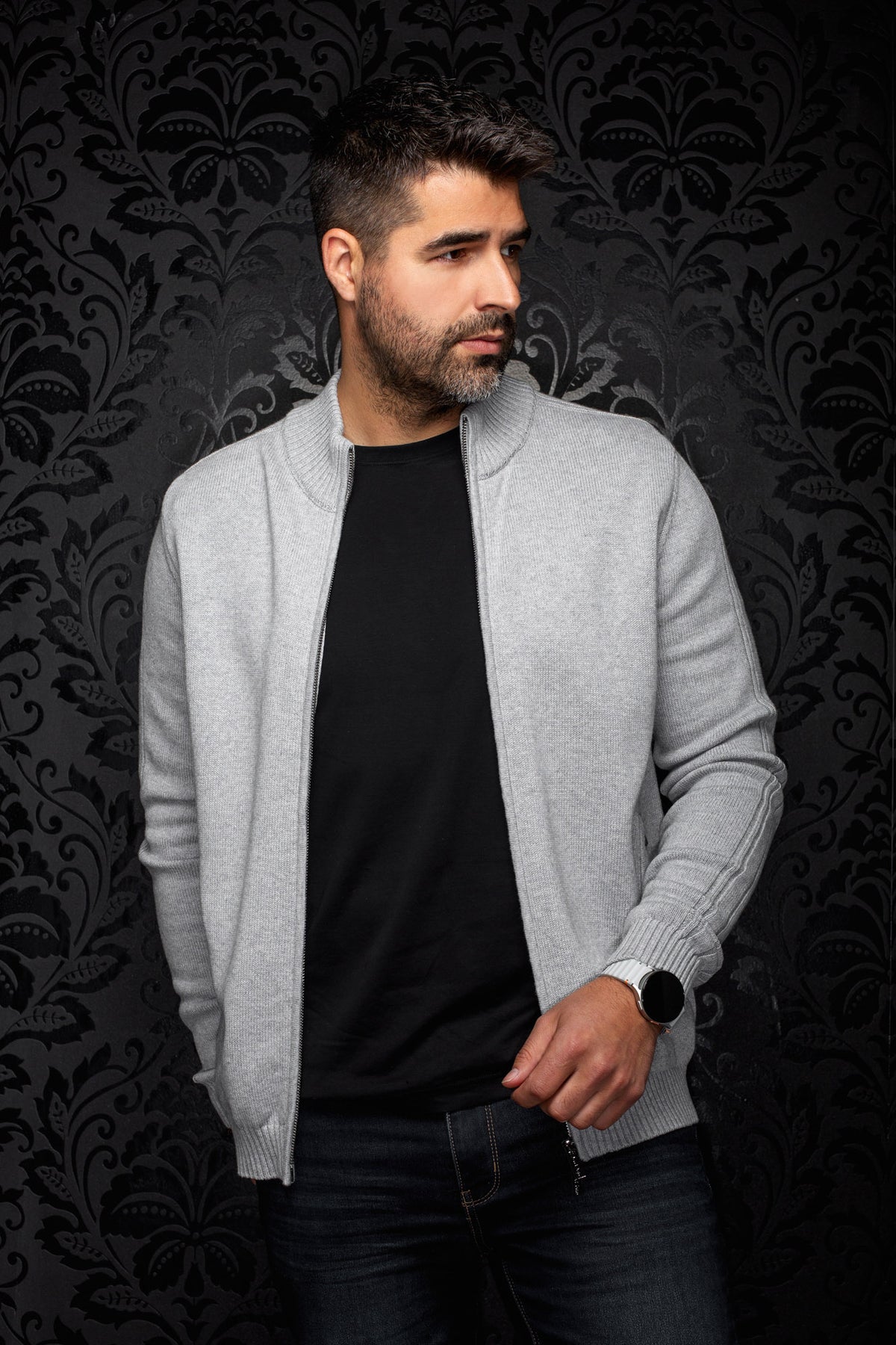 Vue avant de la veste en cachemire zippée en tricot gris pâle portée ouverte, col côtelé pour homme par Au Noir