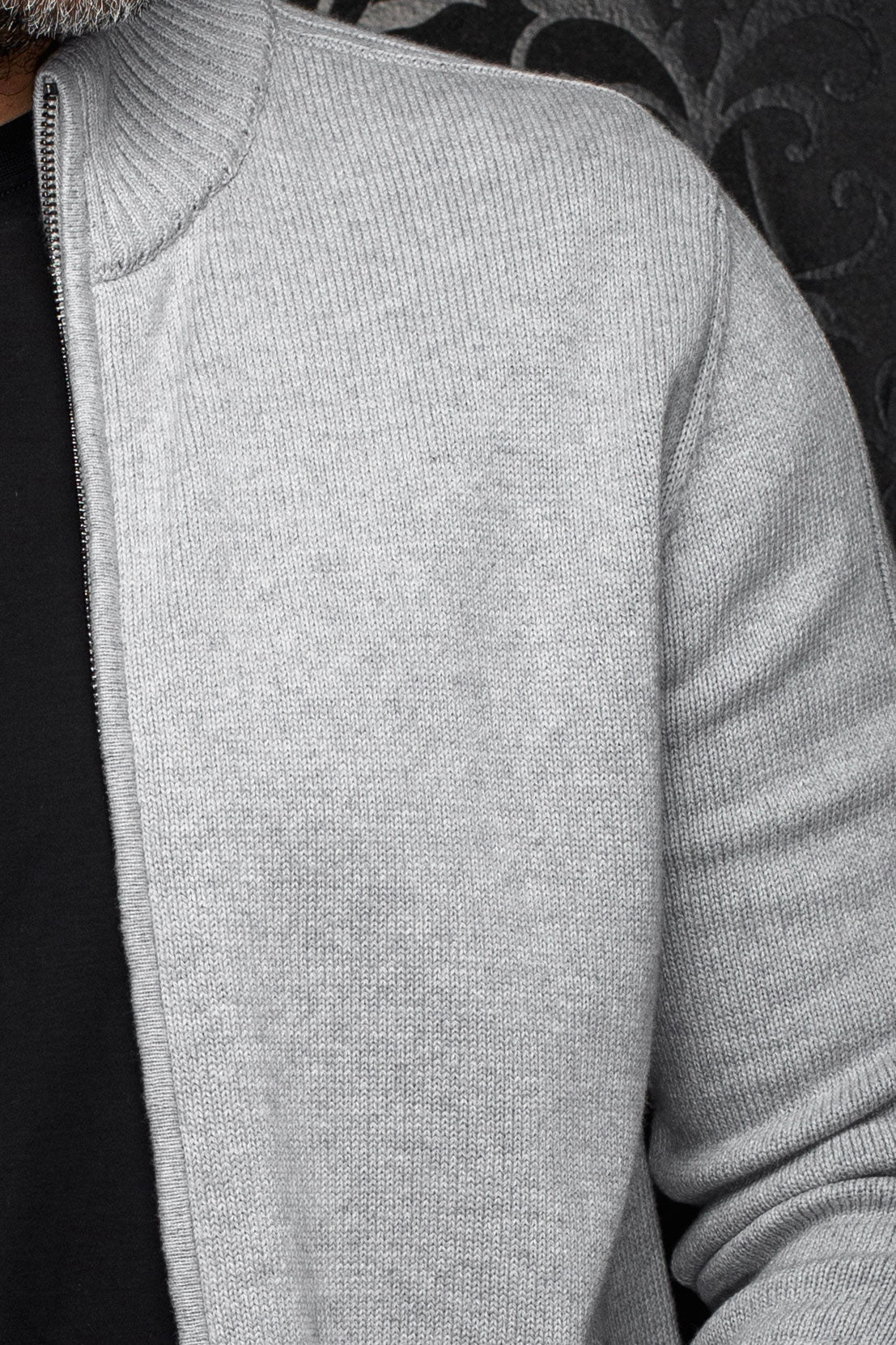 Veste en cachemire zippée en tricot gris pâle avec col montant côtelé pour homme par Au Noir, en gros plan