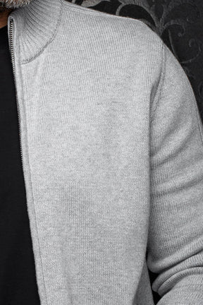Veste en cachemire zippée en tricot gris pâle avec col montant côtelé pour homme par Au Noir, en gros plan