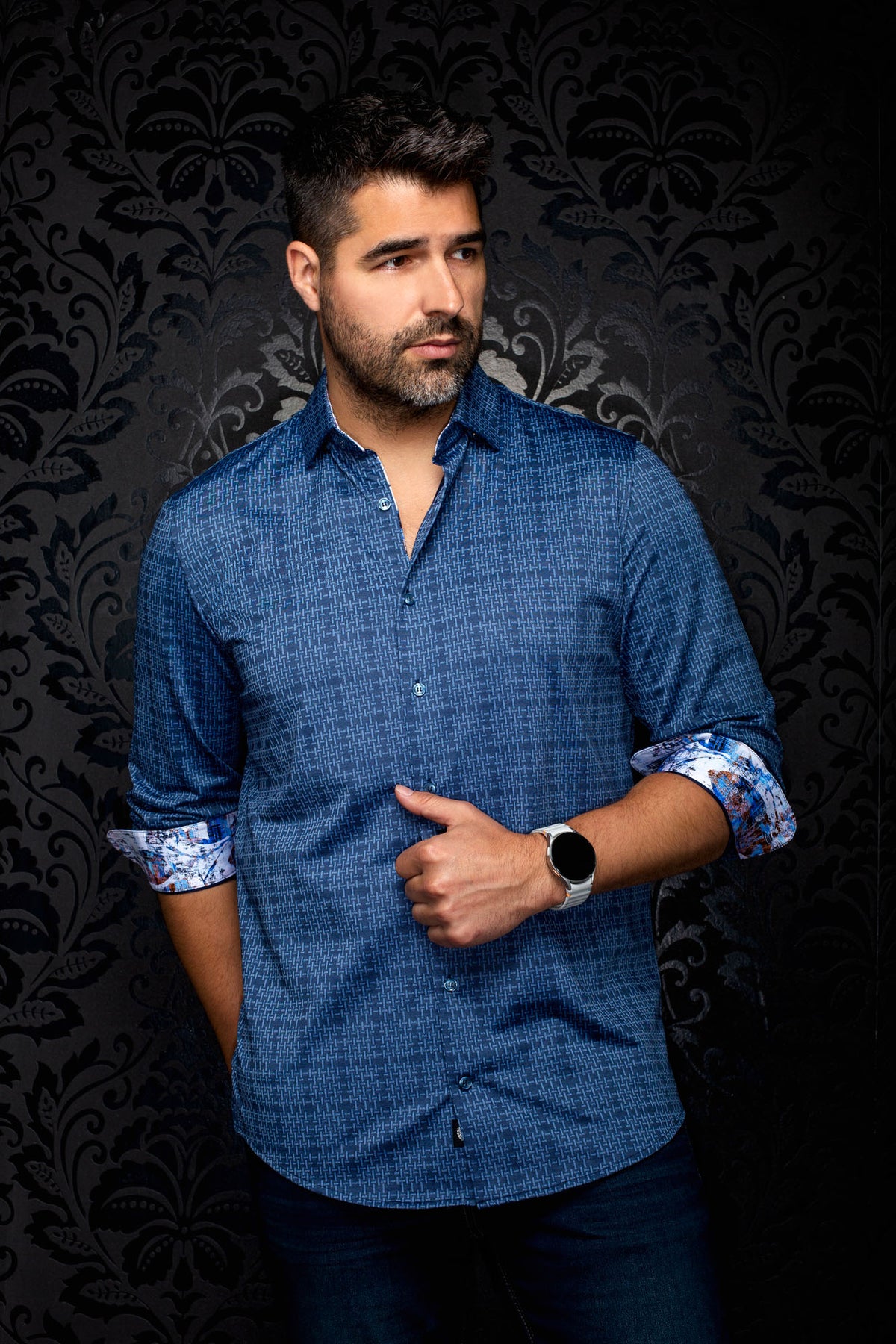 Chemise bleue à manches longues sur mannequin, motif géométrique bleu pâle, vue de face pour homme par Au Noir