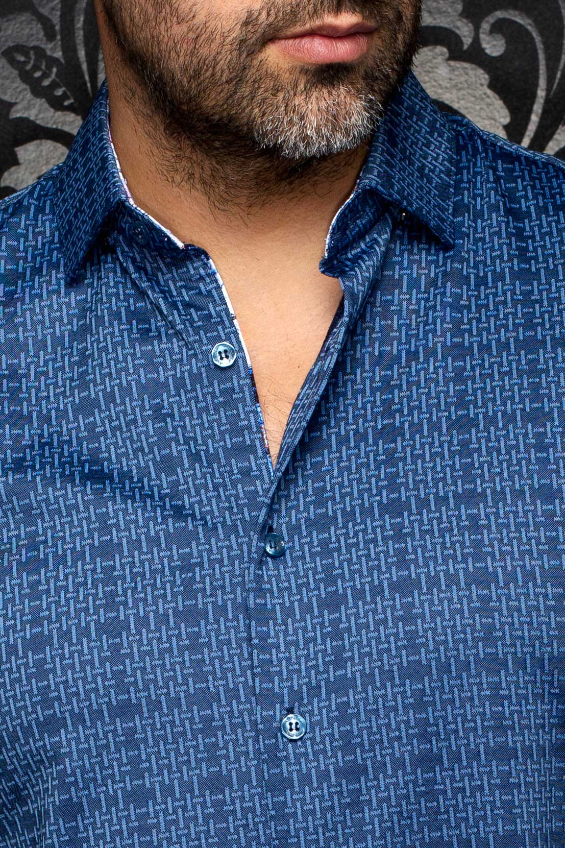 Col de chemise bleue, motif géométrique bleu pâle et passepoil intérieur blanc pour homme par Au Noir, en gros plan