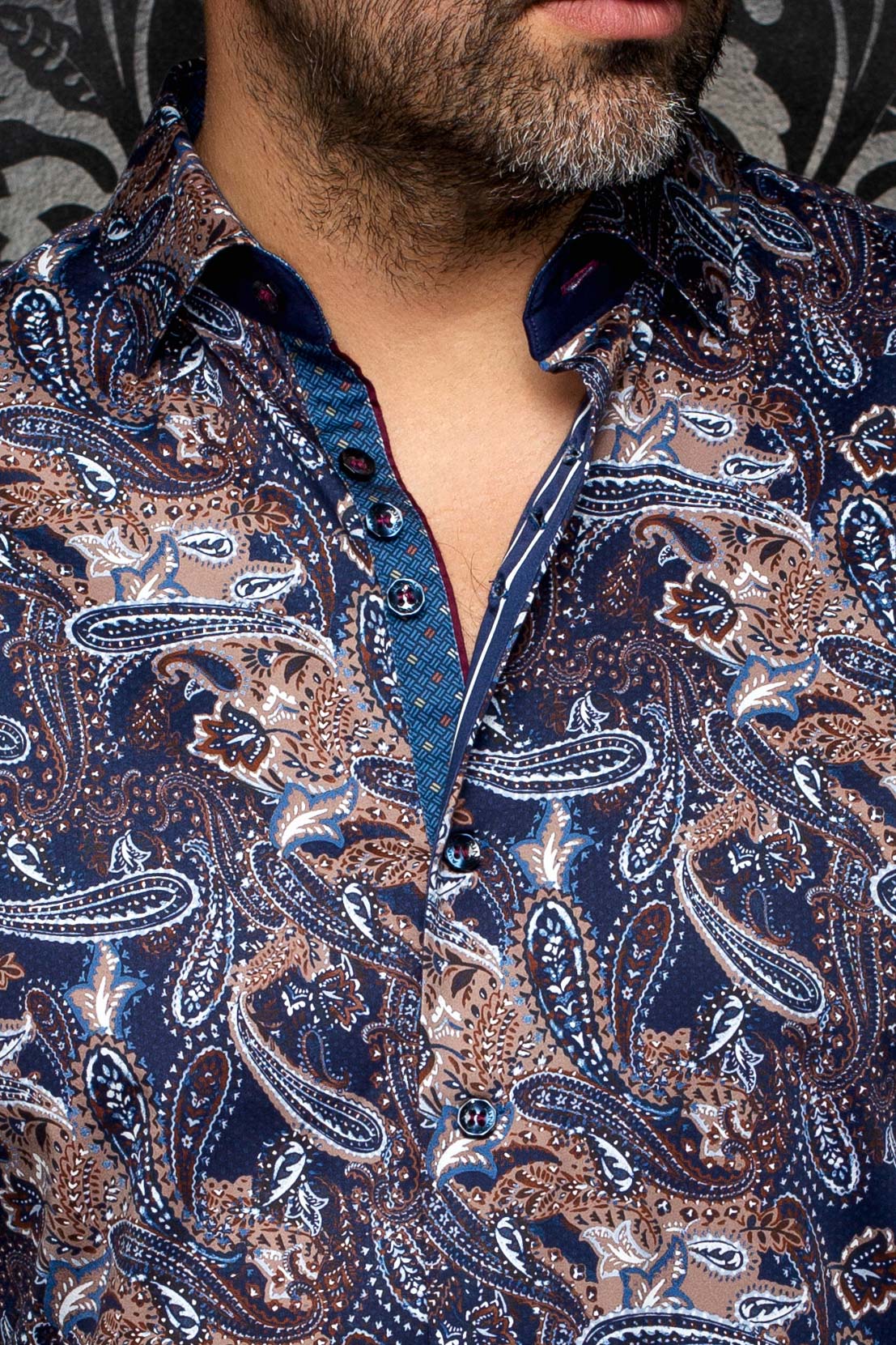 Chemise bleu marine à motif cachemire avec col ouvert et patte contrastante pour homme par Au Noir, en gros plan