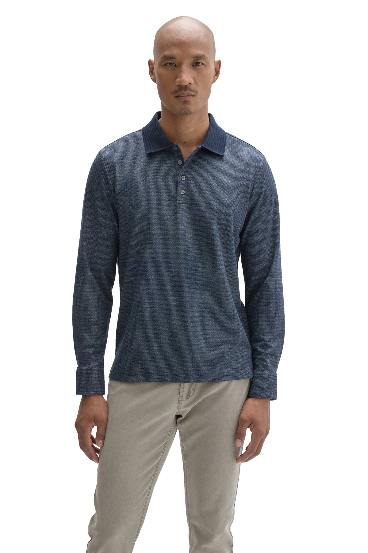 Vue de face du polo bleu texturé à manches longues, patte boutonnée et col côtelé foncé pour homme par Robert Barakett