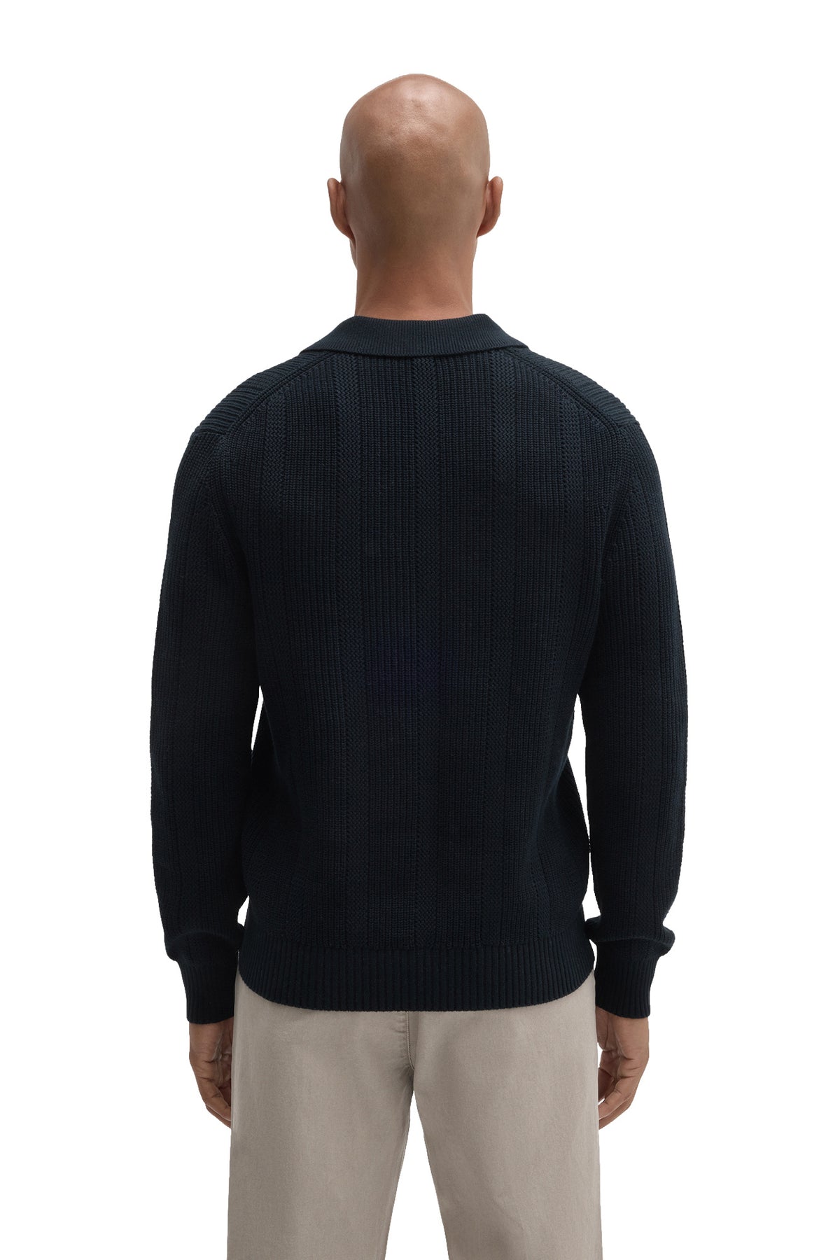 Vue arrière d’un polo tricoté bleu marine foncé à manches longues, ourlet côtelés et col pour homme par Robert Barakett