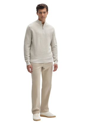 Sur mannequin de face, le chandail manches longues blanc pour homme par Robert Barakett