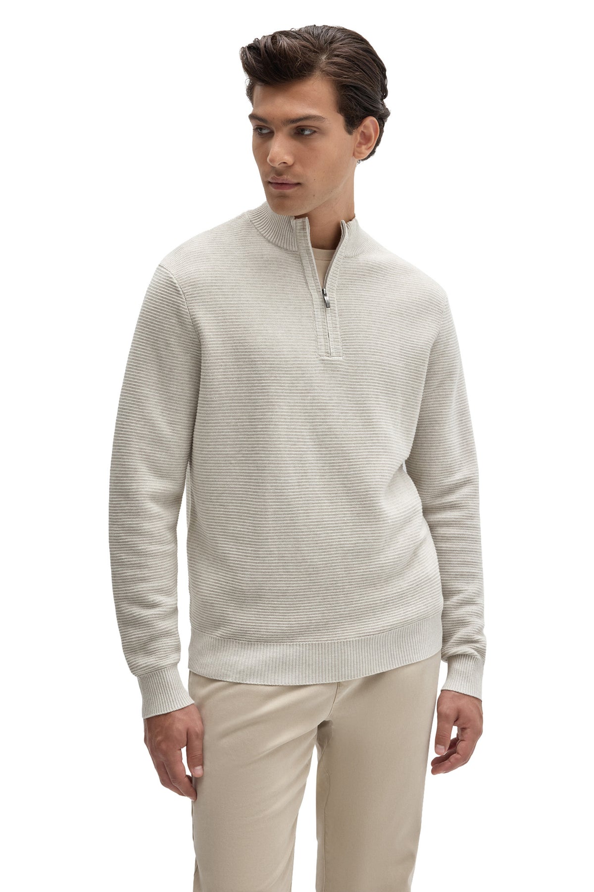 Sur mannequin de face, le chandail manches longues blanc pour homme par Robert Barakett