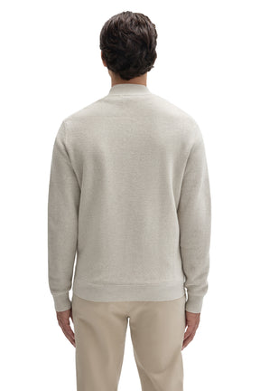 Vue de dos d’un chandail manches longues tricoté blanc cassé texturé avec col montant pour homme par Robert Barakett