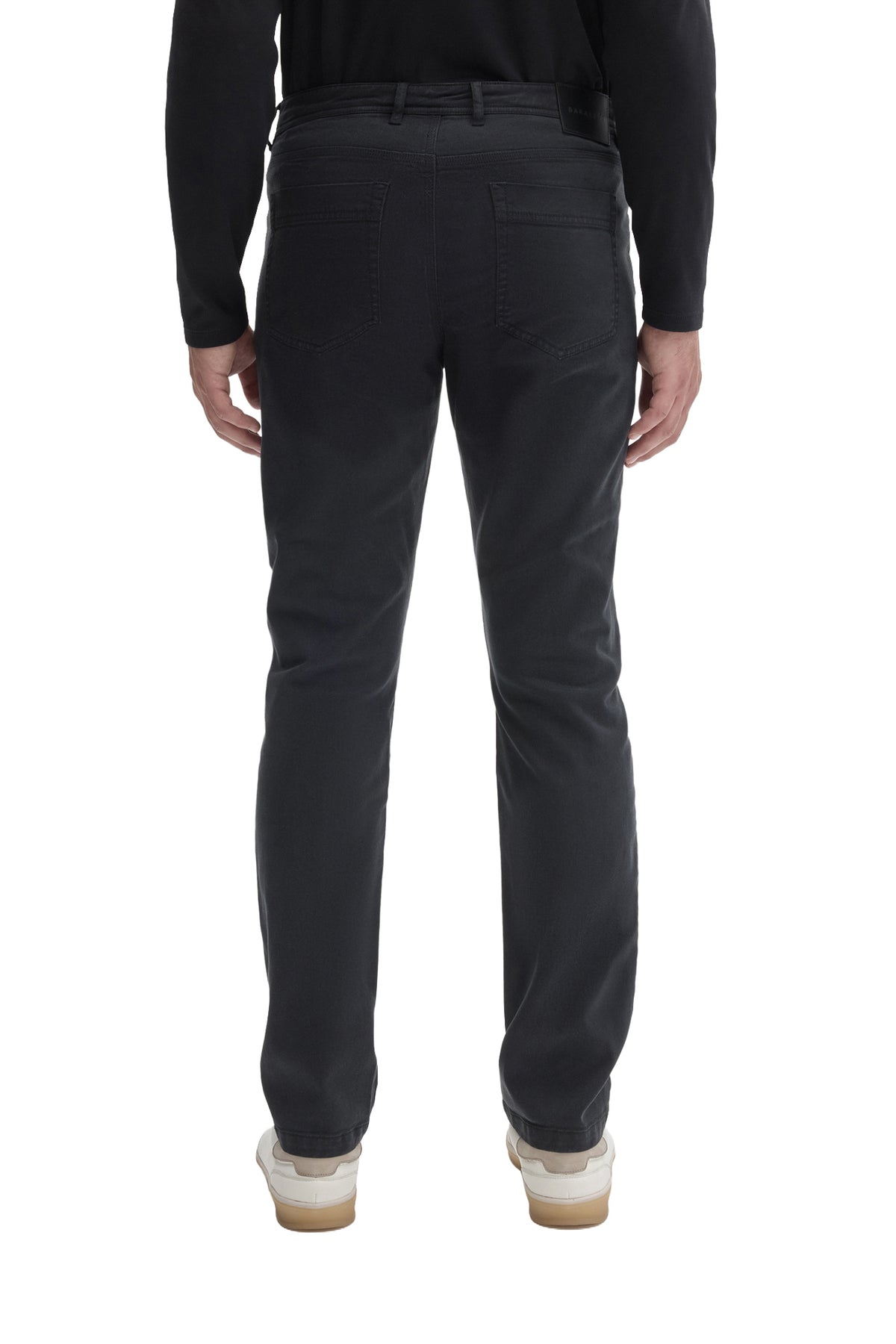 Vue arrière d'un pantalon charbon foncé à cinq poches, jambe droite et poches plaquées pour homme par Robert Barakett
