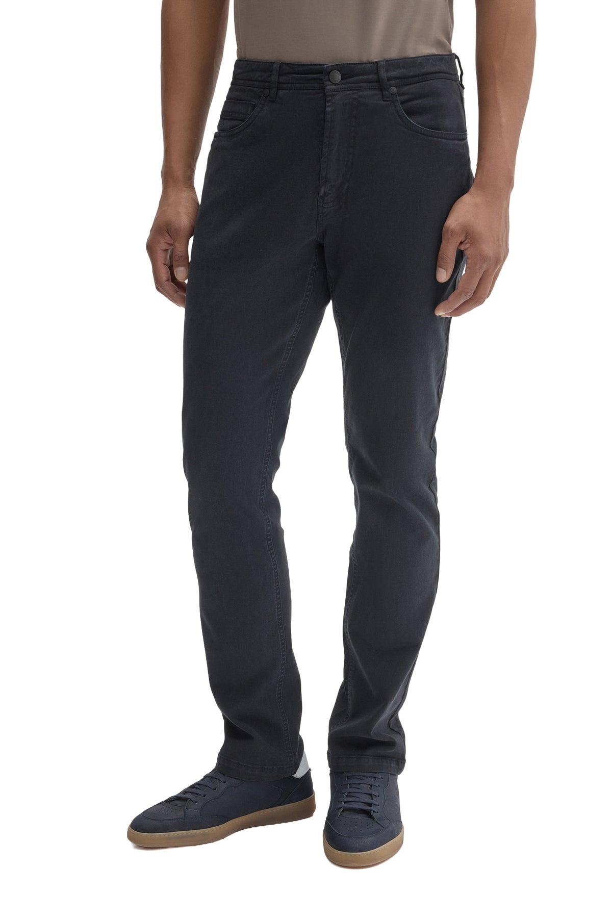 Vue de face du jean droit noir délavé à cinq poches avec jambes droites et bouton à la taille pour homme par Robert Barakett