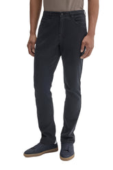 Vue de face du jean droit noir délavé à cinq poches avec jambes droites et bouton à la taille pour homme par Robert Barakett