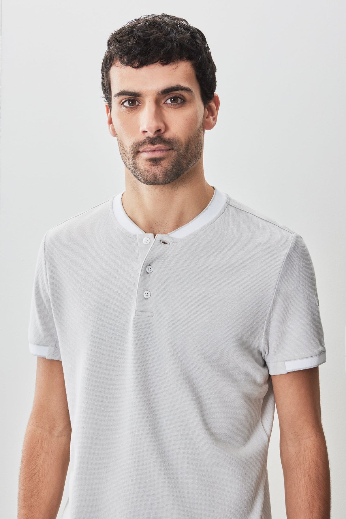 T-Shirt henley pour homme par Robert Barakett | RB51166 Tessio Gris Clair | Machemise.ca, vêtements mode pour hommes