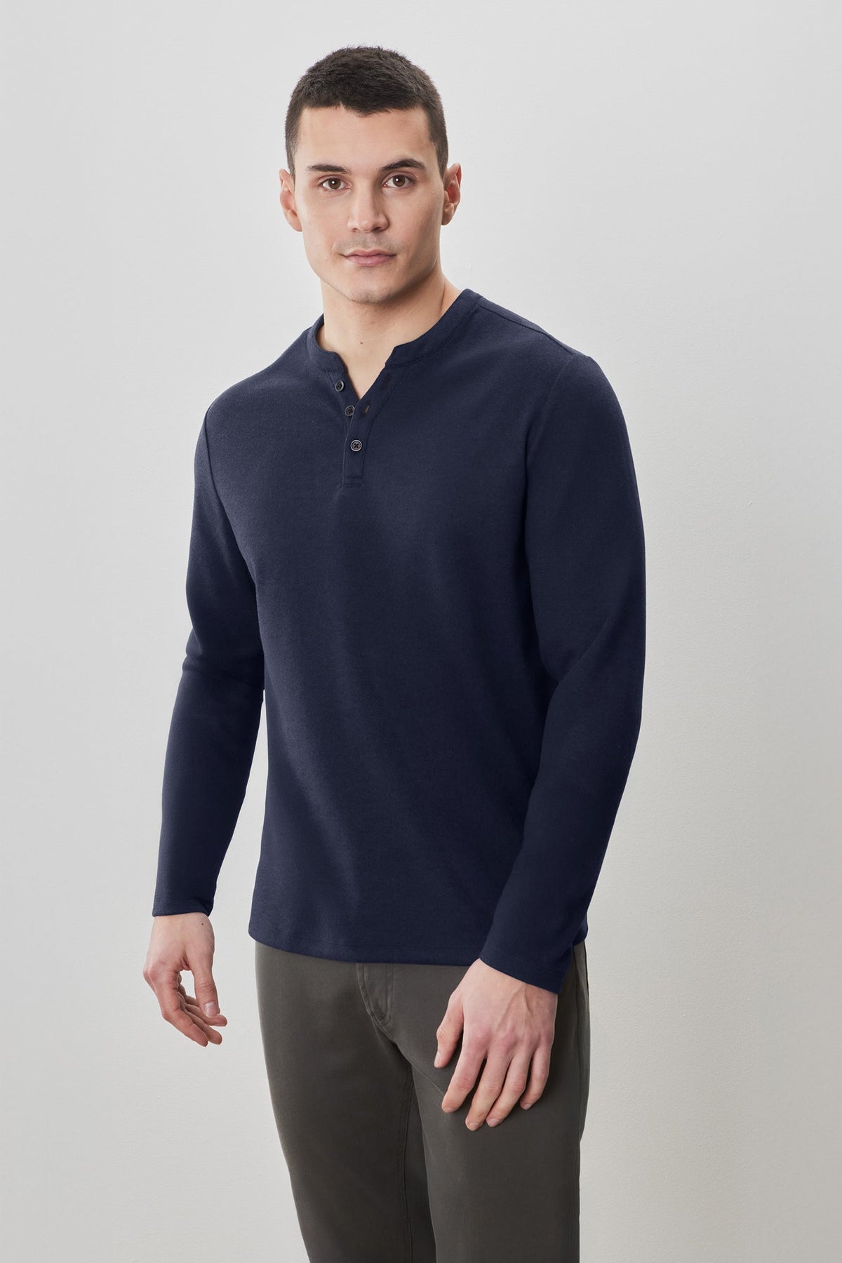 T-Shirt M.L. henley pour homme par Robert Barakett | RB52157 Alec Marine | Machemise.ca, vêtements mode pour hommes