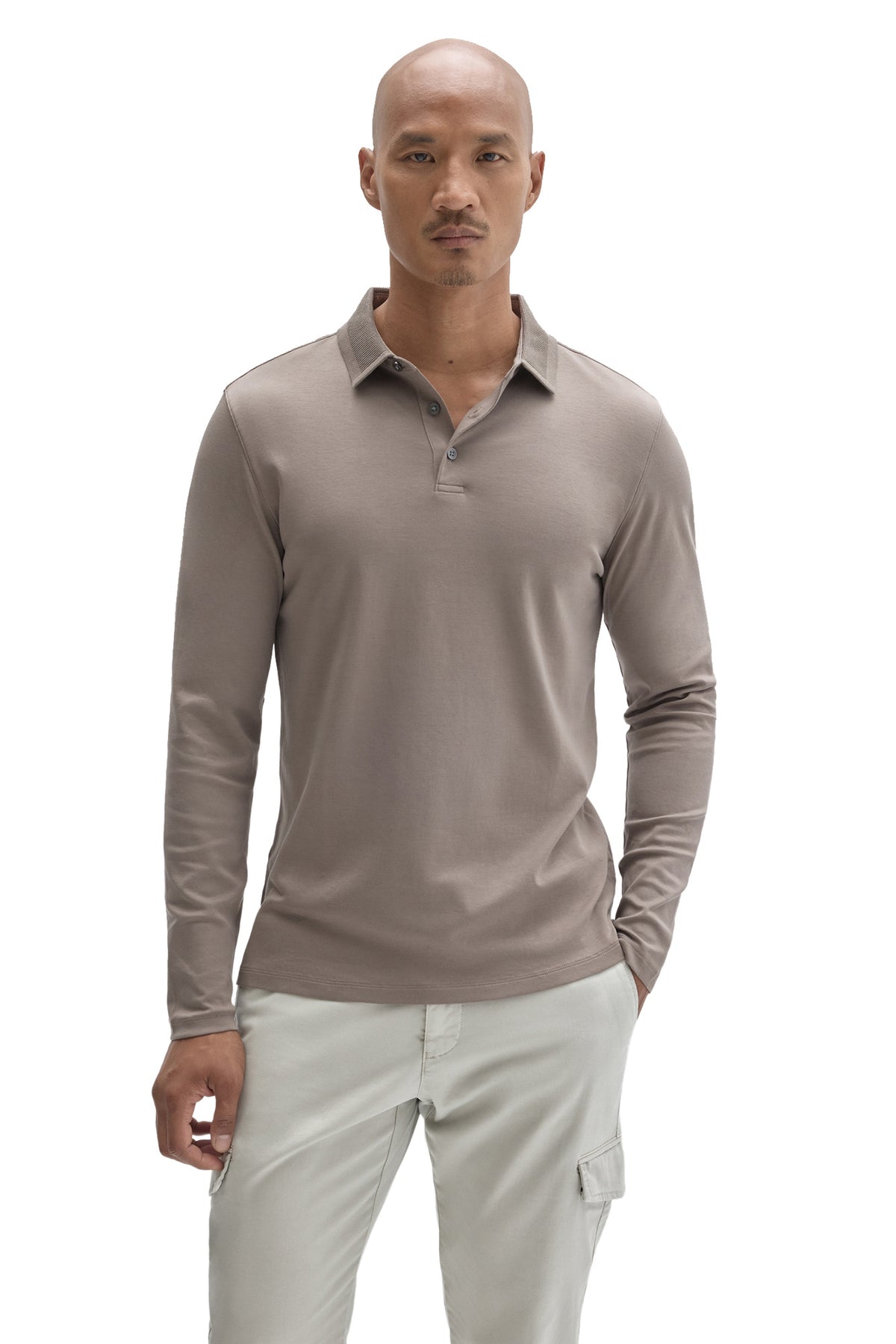 Vue de face du polo taupe à manches longues avec patte à trois boutons et col côtelé pour homme par Robert Barakett