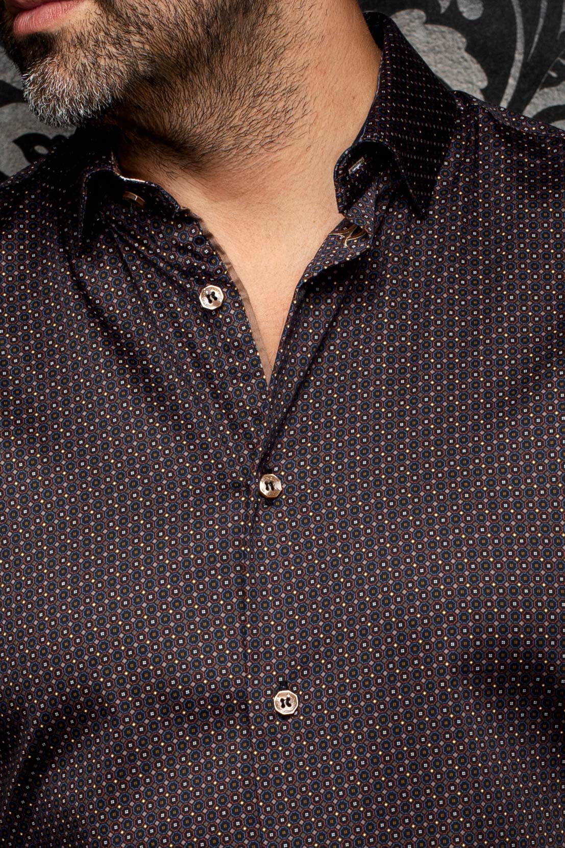 Gros plan d’une chemise noire à micro-motif géométrique avec col ouvert et boutons pâles pour homme par Au Noir